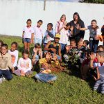 cada turma ficou responsável por uma das mudas plantadas