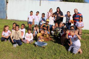 cada turma ficou responsável por uma das mudas plantadas