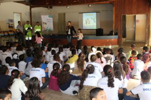 Alunos participam durante a atividade educativa sobre o trânsito