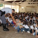 Cabo Ronaldo da PMRV durante o bate papo educativo com os alunos