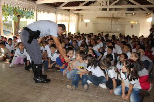 Cabo Ronaldo da PMRV durante o bate papo educativo com os alunos