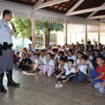 Cabo Ronaldo da PMRV durante o bate papo educativo com os alunos