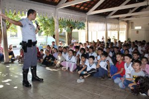 Cabo Ronaldo da PMRV durante o bate papo educativo com os alunos