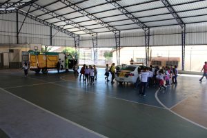 Visitação nas viaturas do resgate e da PMRV