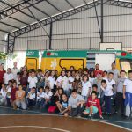 Alunos e professores reunidos para foto com a equipe do projeto escola