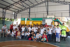 Alunos e professores reunidos para foto com a equipe do projeto escola