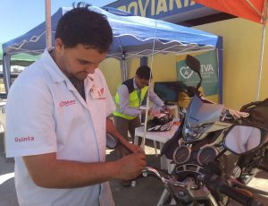 A equipe da BYmoto Betim realizando a instalação de antena anticerol