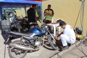 A equipe da BYmoto Betim realizando o checklist na moto