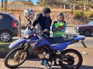 Equipe realizando pesquisa e orientando sobre os cuidados relacionados a condução do veículo