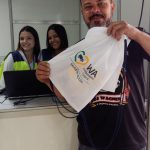 Entrega do brinde da campanha.