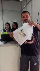 Entrega do brinde da campanha.