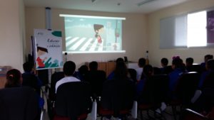 Assistindo o novo vídeo clip do Projeto Escola.