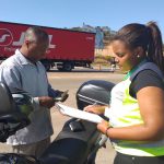 Equipe realizando pesquisa e orientando sobre os cuidados relacionados a condução do veículo