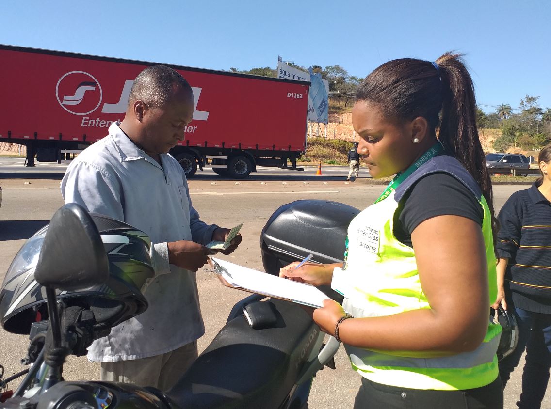 Equipe realizando pesquisa e orientando sobre os cuidados relacionados a condução do veículo