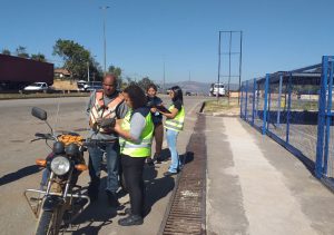 Equipe realizando pesquisa e orientando sobre os cuidados relacionados a condução do veículo