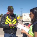 Equipe realizando pesquisa e orientando sobre os cuidados relacionados a condução do veículo