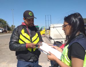 Equipe realizando pesquisa e orientando sobre os cuidados relacionados a condução do veículo