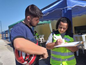 Equipe realizando pesquisa e orientando sobre os cuidados relacionados a condução do veículo