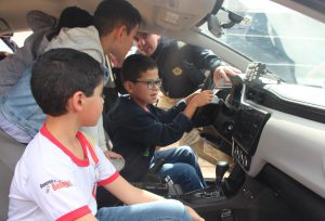 VISITANDO A VIATURA DA POLÍCIA RODOVIÁRIA FEDERAL