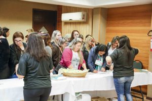 Educadores recebendo o kit promocional do Projeto Escola 2019.