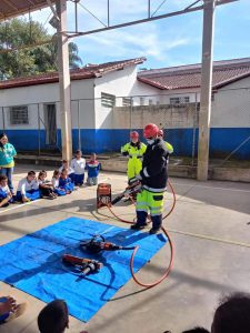 Conhecendo os equipamentos da ambulância.