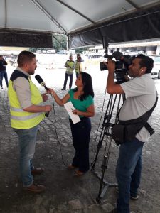 O Gerente de Operações José Acácio Delmonego Júnior sendo entrevistado pela TV Tribuna - Afiliada da Rede Globo na região.