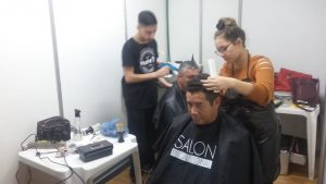 Corte de cabelo.