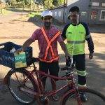 ciclista recebeu colete, lanterna e antena anti cerol