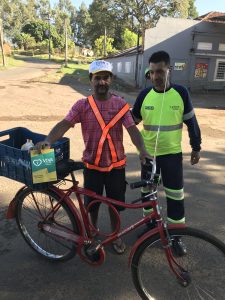 ciclista recebeu colete, lanterna e antena anti cerol