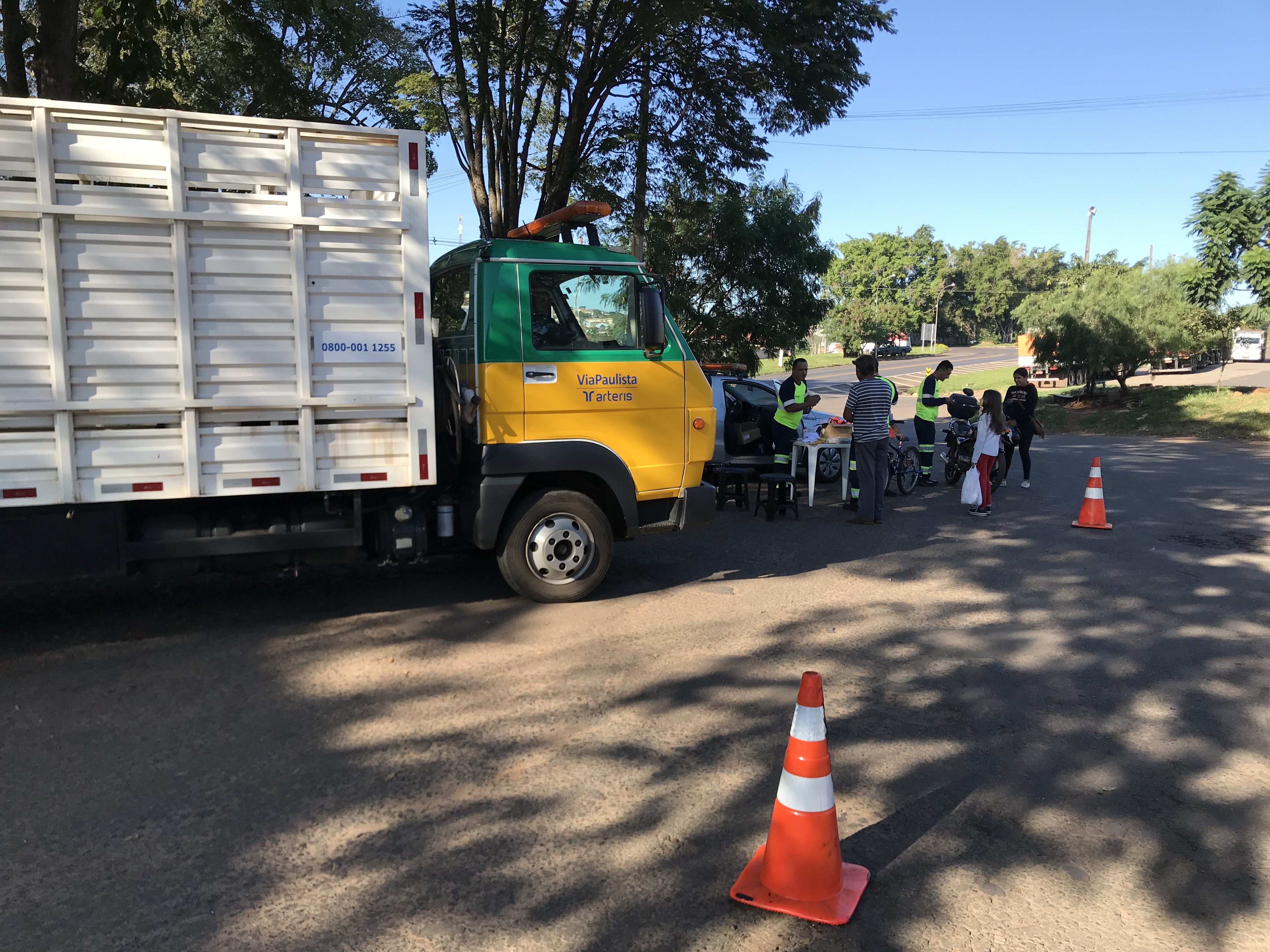 equipe de operações da ViaPaulista orientaram ciclistas e pedestres em Itaí