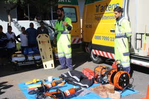 Aprendendo sobre os equipamentos da ambulância.