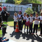 Aprendendo sobre os equipamentos da ambulância.