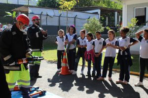 Aprendendo sobre os equipamentos da ambulância.