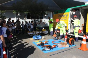 Aprendendo sobre os equipamentos da ambulância.