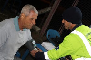 Aferição de pressão e batimento cardíaco e orientação de saúde