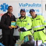 entrega de folders educativos para os motociclistas