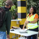 orientação, venda da carga e recarga do sistema e cobrança para motociclistas