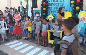APRESENTAÇÃO DA MÚSICA "ATRAVESSAR A RUA"