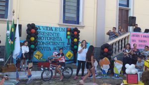 APRESENTAÇÃO ANDANDO FORA DA FAIXA, ATROPELAMENTO POR BICICLETA E DISTRAÇÃO