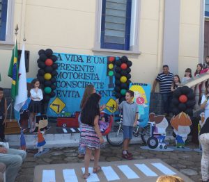 APRESENTAÇÃO ANDANDO FORA DA FAIXA, ATROPELAMENTO POR BICICLETA E DISTRAÇÃO