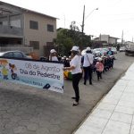 Alunos do berçario e maternal I e II da CMEI Professora Lenita de Souza Gaya reunidos para caminhada do Dia Internacional do Pedestre.