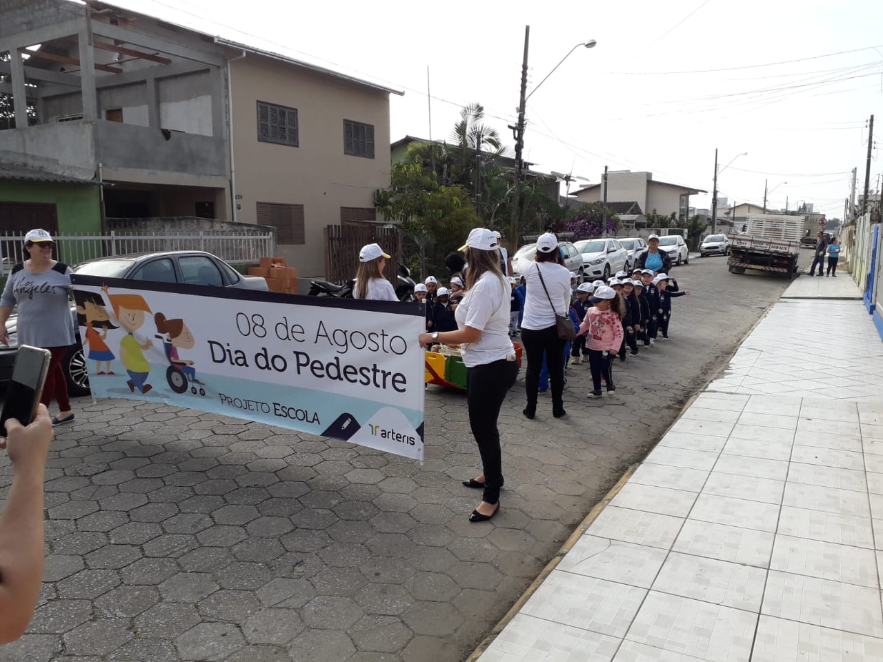 Alunos do berçario e maternal I e II da CMEI Professora Lenita de Souza Gaya reunidos para caminhada do Dia Internacional do Pedestre.