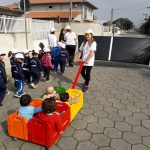 Carrinho feito por professores e pais dos alunos para a caminhada do Dia do Pedestre.