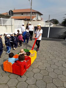 Carrinho feito por professores e pais dos alunos para a caminhada do Dia do Pedestre.