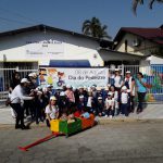 Alunos do berçario e maternal I e II da CMEI Professora Lenita de Souza Gaya reunidos para caminhada do Dia Internacional do Pedestre.