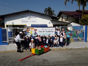 Alunos do berçario e maternal I e II da CMEI Professora Lenita de Souza Gaya reunidos para caminhada do Dia Internacional do Pedestre.