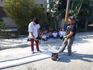 A CMEI Professora Lenita de Souza Gaya, finalizou a comemoração do dia do pedestre com a pintura da faixa de pedestre em frente a creche