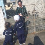 Entrega de panfleto para moradores que assistiram a caminhada dos alunos da CMEI Professora Lenita de Souza Gaya.