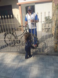 Entrega de panfleto para moradores que assistiram a caminhada dos alunos da CMEI Professora Lenita de Souza Gaya.