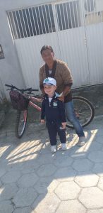 Entrega de panfleto para ciclista que assistiram a caminhada dos alunos da CMEI Professora Lenita de Souza Gaya.
